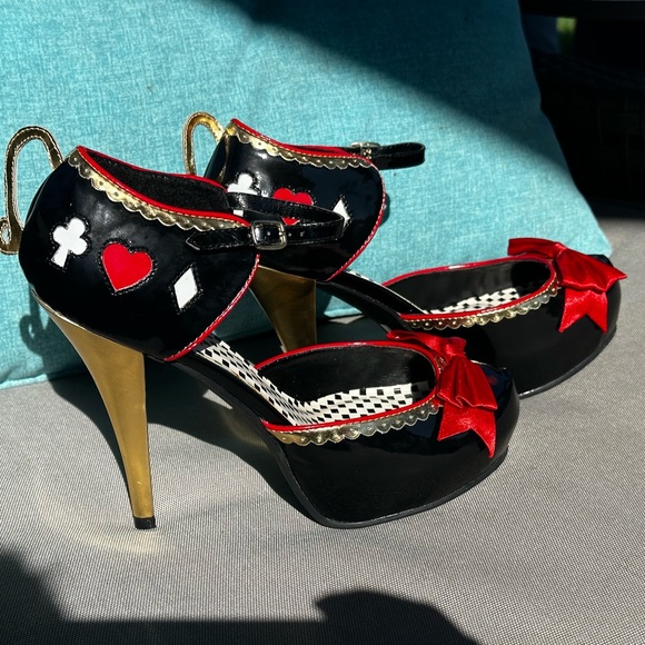 Queen of hearts/Alice In Wonderland heels size 9-never worn - Picture 8 of 8
